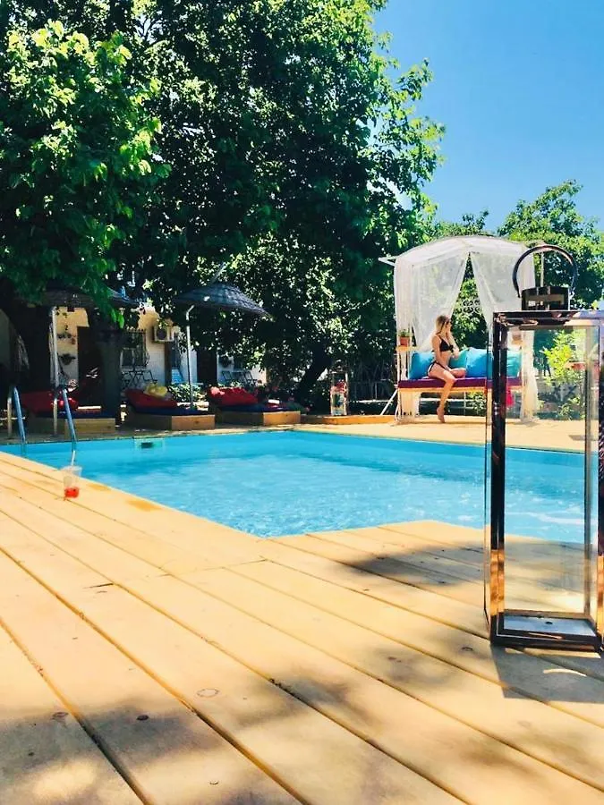 Δωμάτια σε οικογενειακή κατοικία Mursel Garden Hotel Κουσάντασι