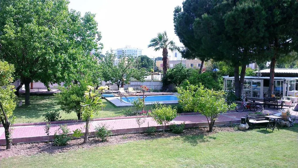 Δωμάτια σε οικογενειακή κατοικία Mursel Garden Hotel Κουσάντασι