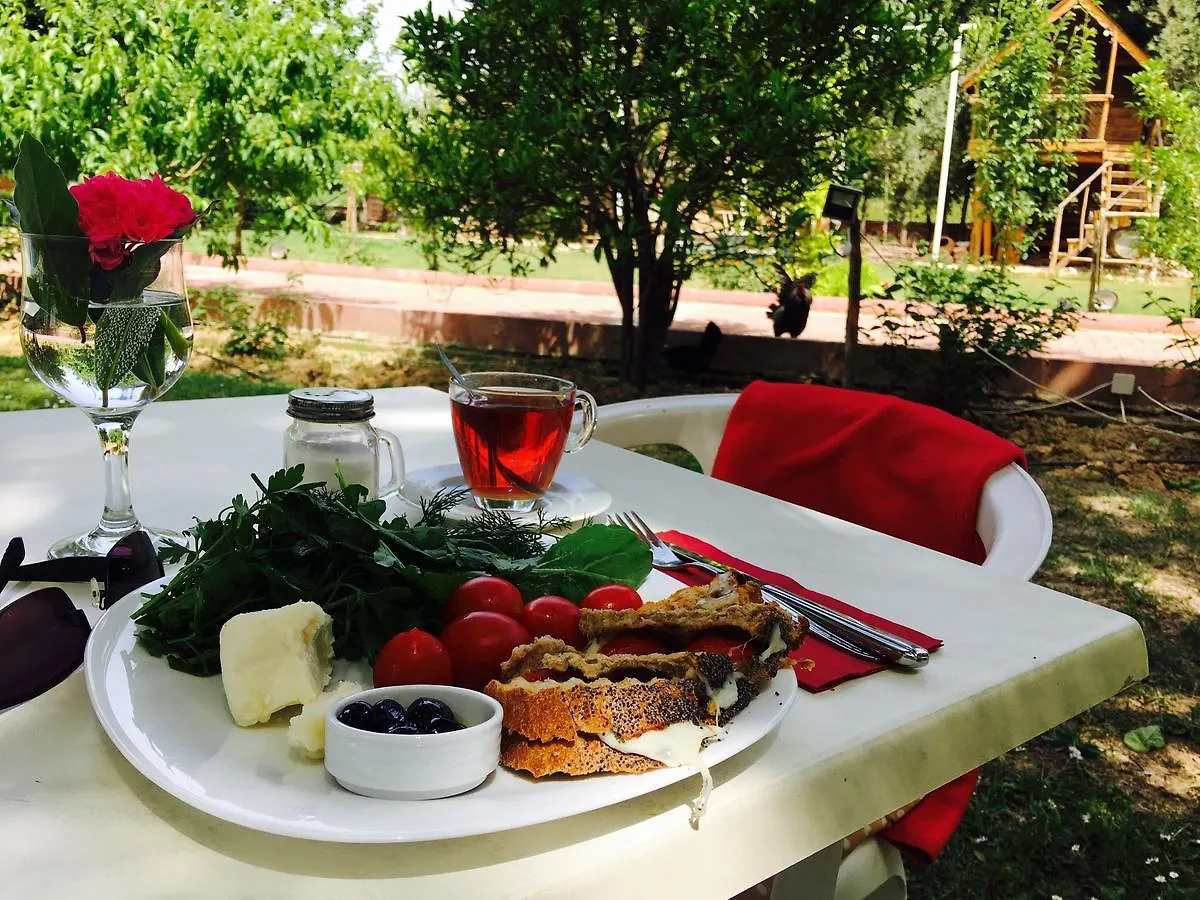 Δωμάτια σε οικογενειακή κατοικία Mursel Garden Hotel Κουσάντασι
